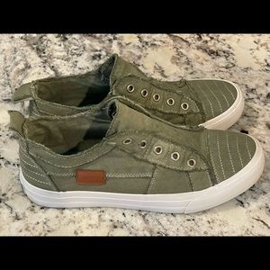 Sz 8.5/9 Olive green slip on sneakers